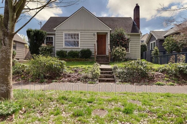 Building Photo - 1644 N Willamette Blvd