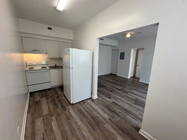 Interior Photo - 2716 S Dixie Hwy