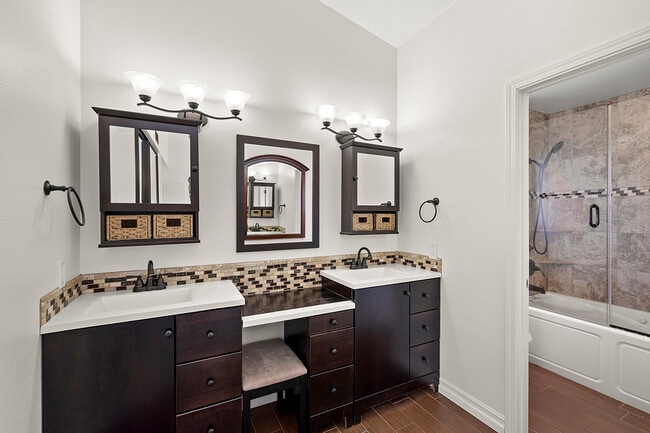 Building Photo - 10518 Pine Grove St