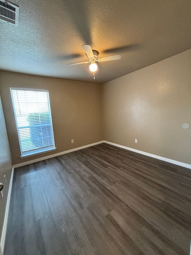 Building Photo - 525 Bretts Way