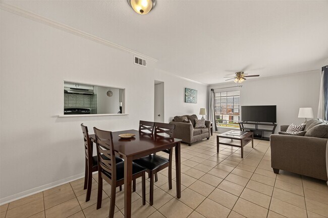 Building Photo - 2201 Fountain View Dr