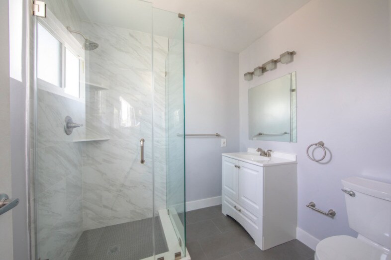 Master Bathroom - 3415 Plata St