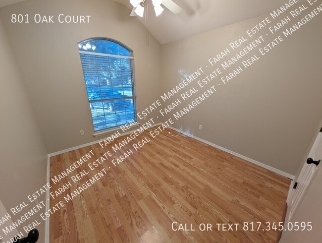 Building Photo - 801 Oak Ct