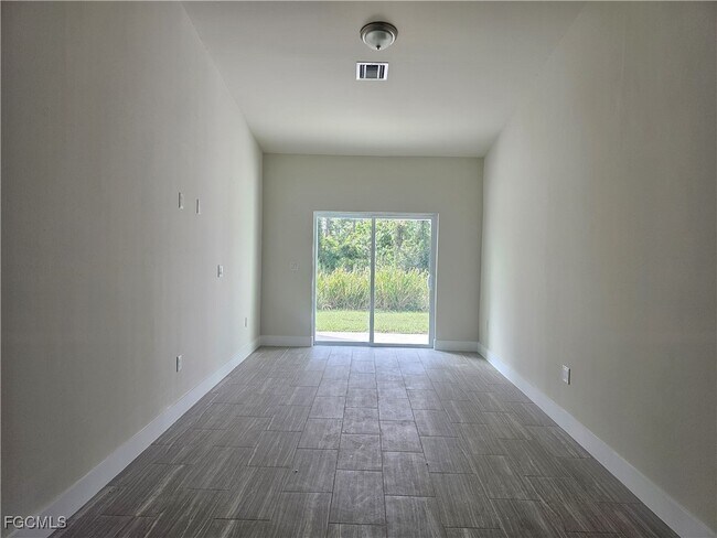 Building Photo - 874 Apartment St