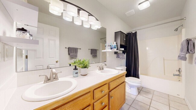 Building Photo - Beautiful Townhome-Fort Collins