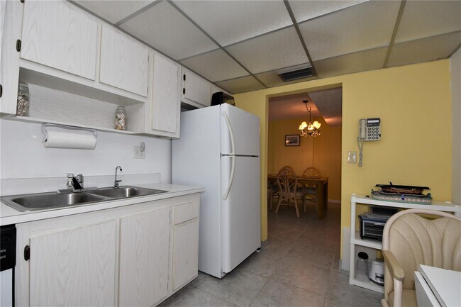 Building Photo - 525 N Ocean Blvd