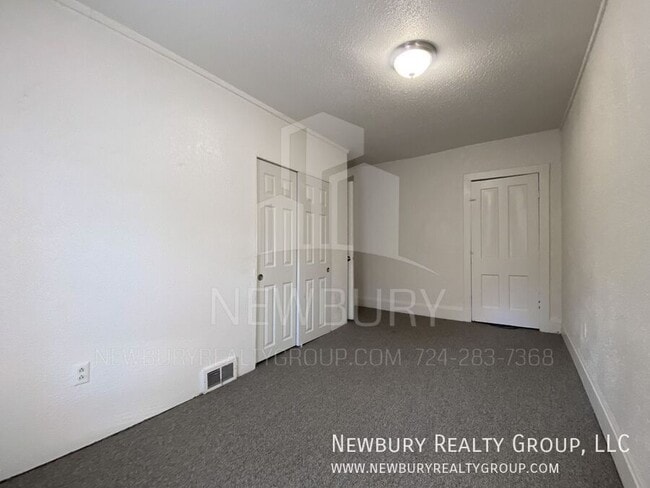 Building Photo - 33 Hickory St