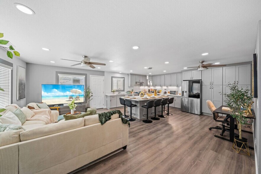 Building Photo - 10983 Parkdale Ave