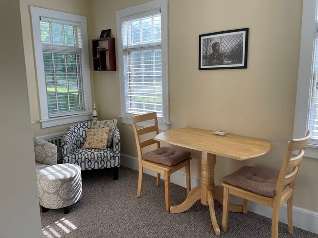 Building Photo - Lovely Tudor Home with convenient in town location