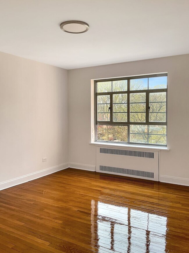 Building Photo - A prized destination in beautiful Forest Hill Garden, a place to call home