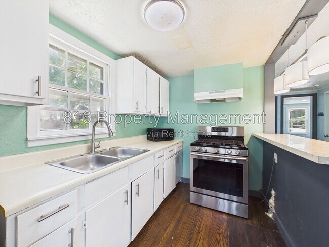 Building Photo - 810 S Woodland Ave