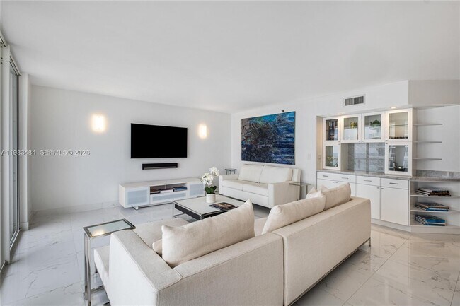 Building Photo - 16425 Collins Ave