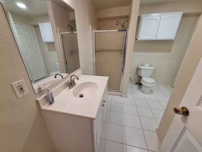 Building Photo - 954 Surrey Dr