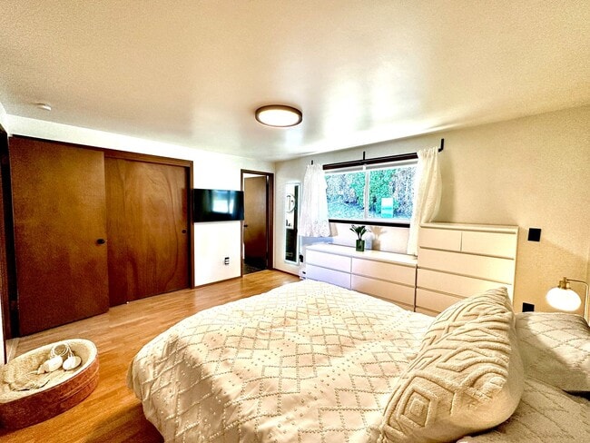 Building Photo - Rental with Views of Utsalady Bay and Mt B...