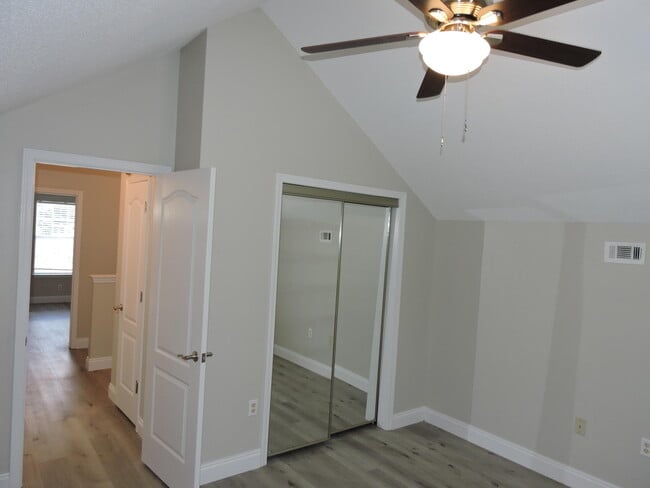 Building Photo - 213 Southgate Dr