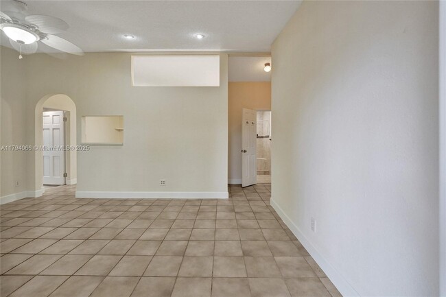 Building Photo - 4928 SW 24th Ave