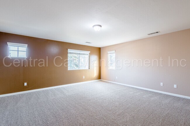 Building Photo - Large 4 Bedroom/2.5 Bath Home with a Large Loft - $2795 Per Month!
