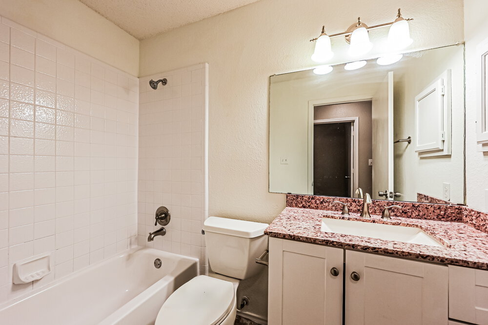 Building Photo - 208 Vines Dr