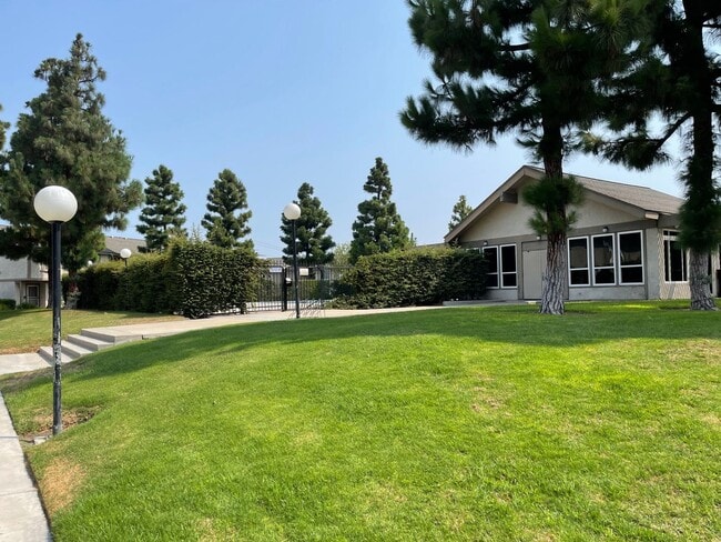 Building Photo - 3 Bed + 1.5 Bath + 2 Car Garage