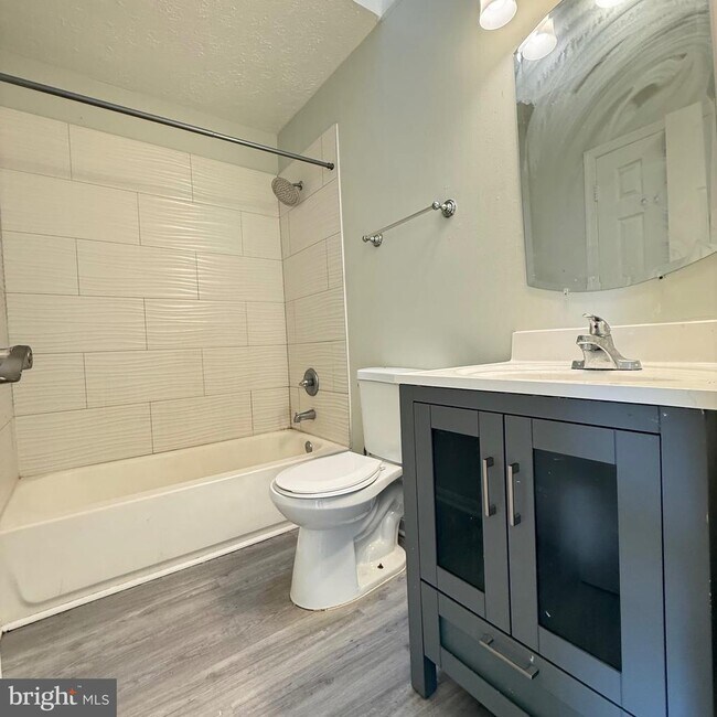 Building Photo - 2423 W Rosecroft Village Cir