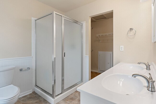 Building Photo - Evolve Real Estate: Beautiful 3 Bed / 2.5 ...