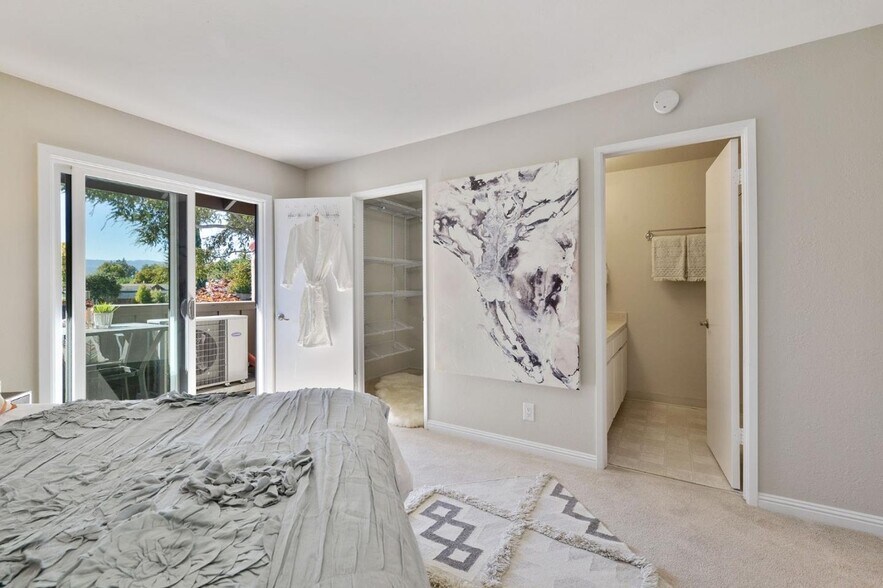 Master bedroom - 1001 E Evelyn Ter
