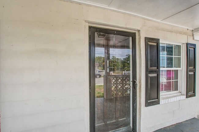 Building Photo - Modern Prime Location Near Park Circle