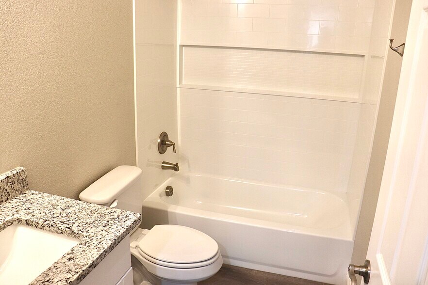 Full Bathroom 2 - 5824 Grayson St