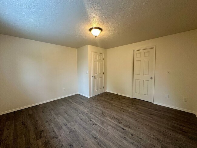 Building Photo - Large Updated Three Bedroom Duplex in Sout...