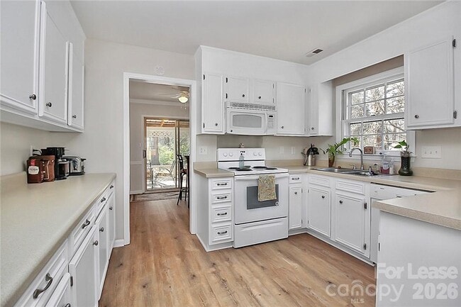 Building Photo - 8729 Timbercrest Cir