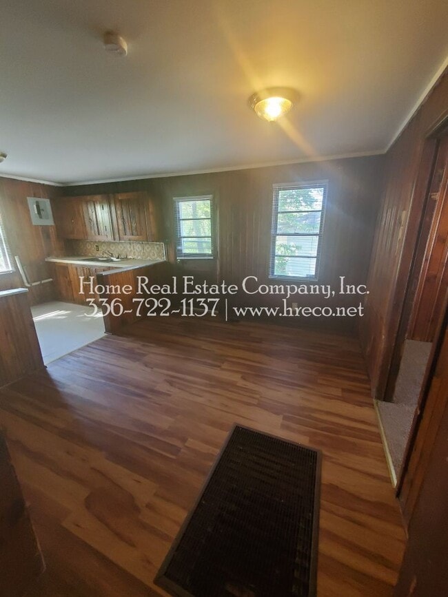 Building Photo - 2718 Ansonia St