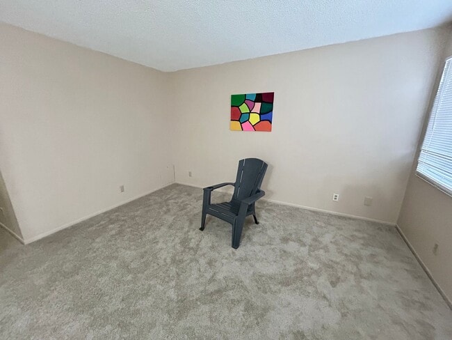 Building Photo - Cozy 1 Bedroom, 1 Bath Condo with Easy Freeway Access