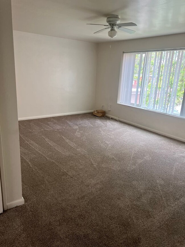 Building Photo - Move in now! 2 bed/ 1 bath
