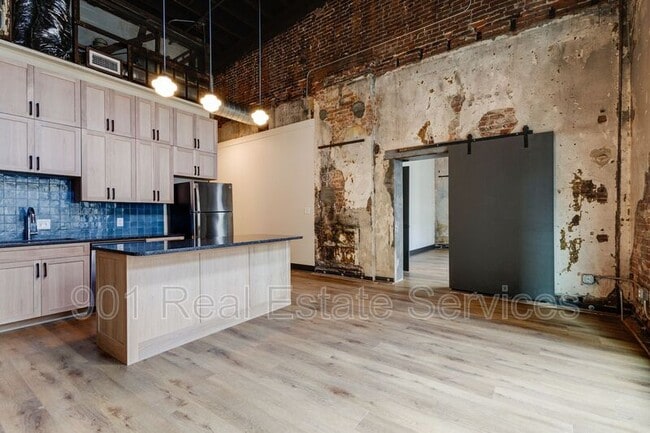 Building Photo - 124 Monroe Ave