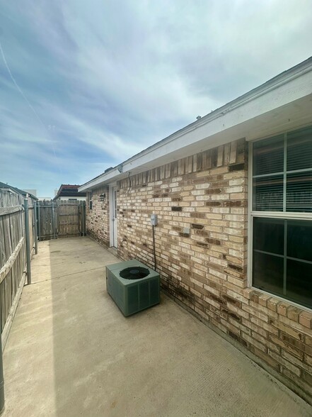 Building Photo - 800 W Bronze Dr