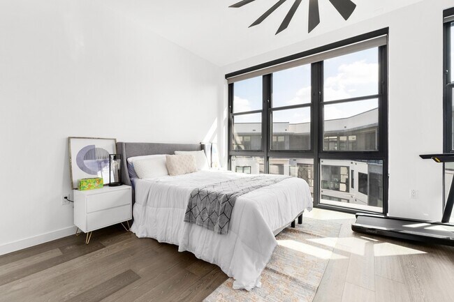 Building Photo - 800 Embassy Dr