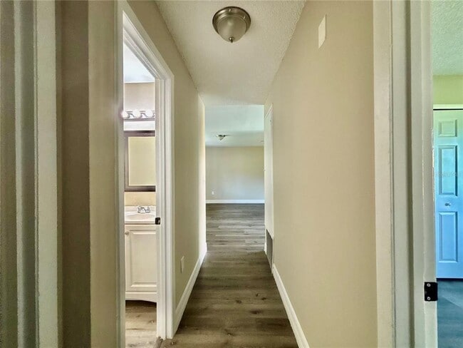 Building Photo - 504 Blackbird Ln
