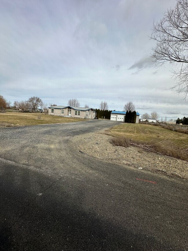 Building Photo - RARE FIND!! Country living with big shop o...