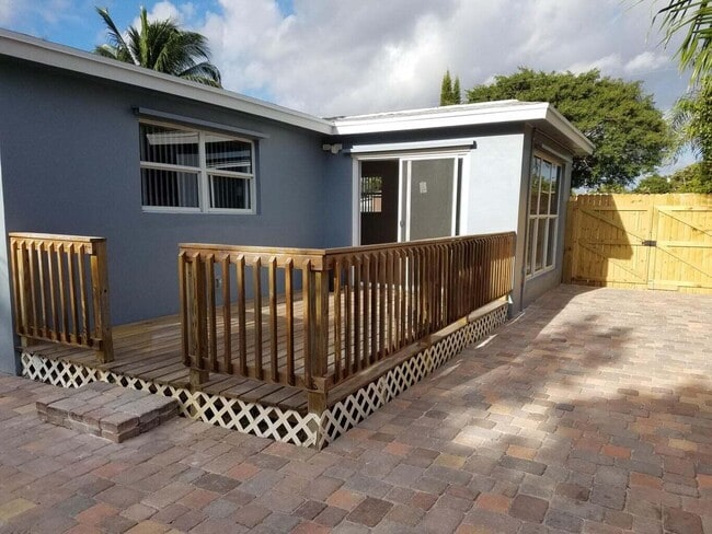 Building Photo - 130 W Ocean Dr