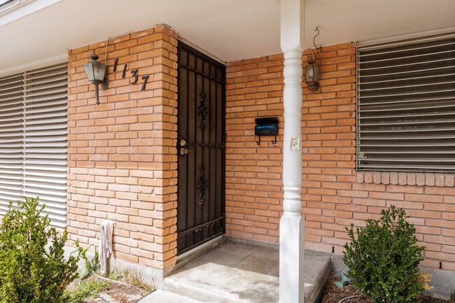 Building Photo - 1137 Bradshaw Dr