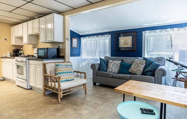 Building Photo - 1017 S Shore Dr