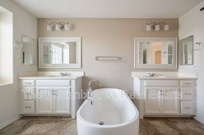 Building Photo - 1055 S Reber Ave