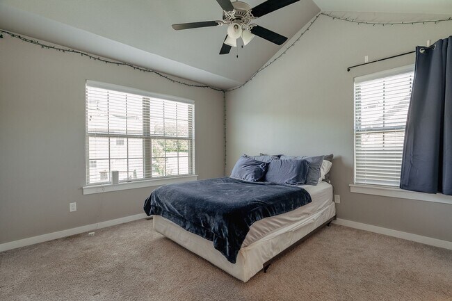 Building Photo - Updated 3-bedroom 2.5 bath Townhome in Fay...