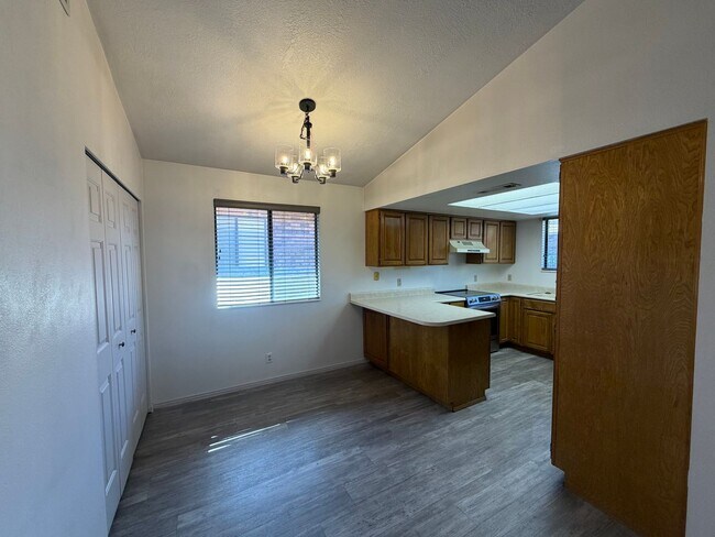 Building Photo - DARLING TOWNHOME FOR RENT!