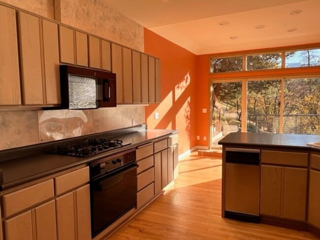 Building Photo - STUNNING VIEWS from this 3 bedroom, 2 bath home | Available February