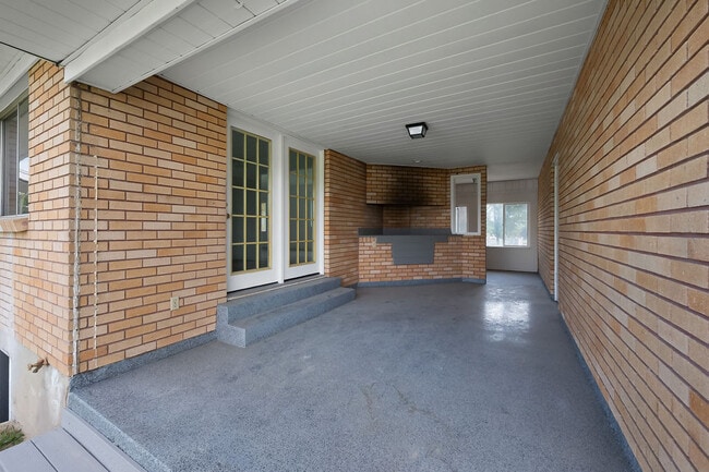 Building Photo - 11044 S Temple Dr