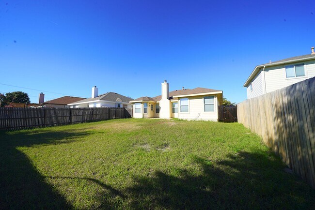 Building Photo - Beautifully Renovated Home Now Available in Converse.  Realtor Commission: $500