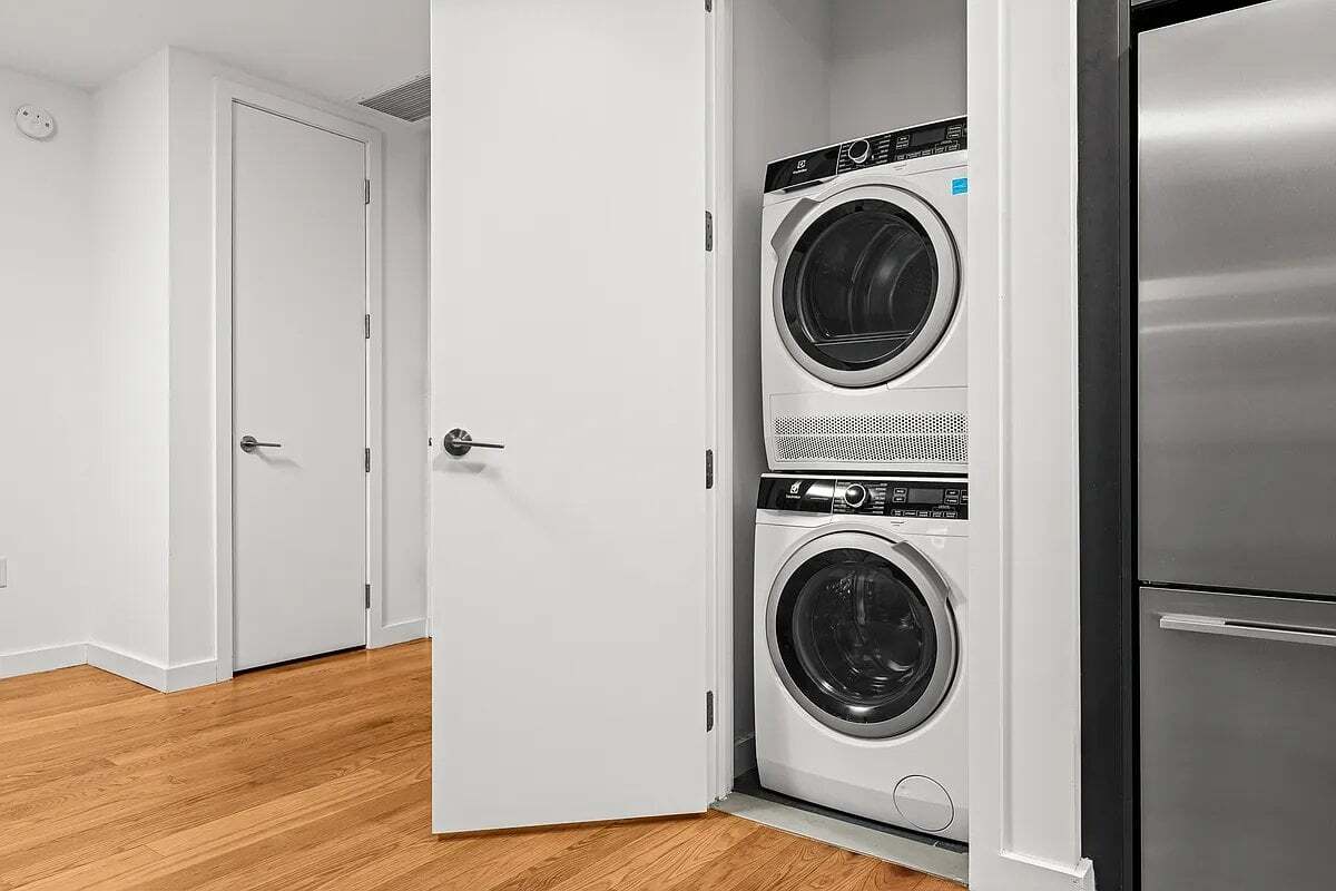 Building Photo - 123 Melrose St