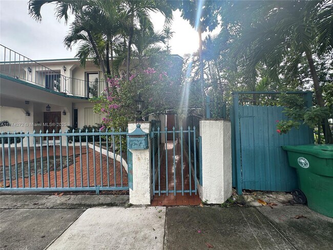 Building Photo - 1321 SW 14th Ave