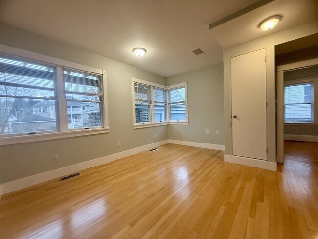 Building Photo - 172 Maplewood St